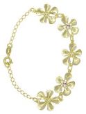 Pulseira folheada a ouro com flores de chapa e strass